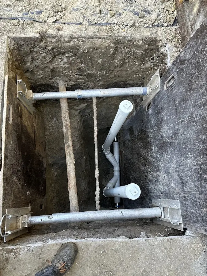 Experienced plumber completing Drain Cleaning work in South Venice